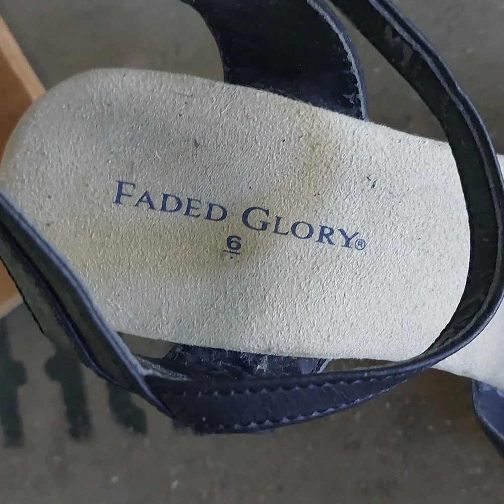 Faded Glory Wedge Sandel, Left Shoe, Size 6